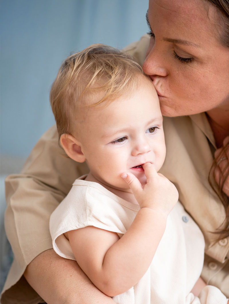 Kind in den Armen einer Person