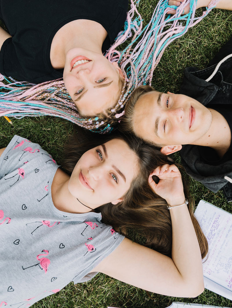 Frau von hinten auf einer blühenden Wiese