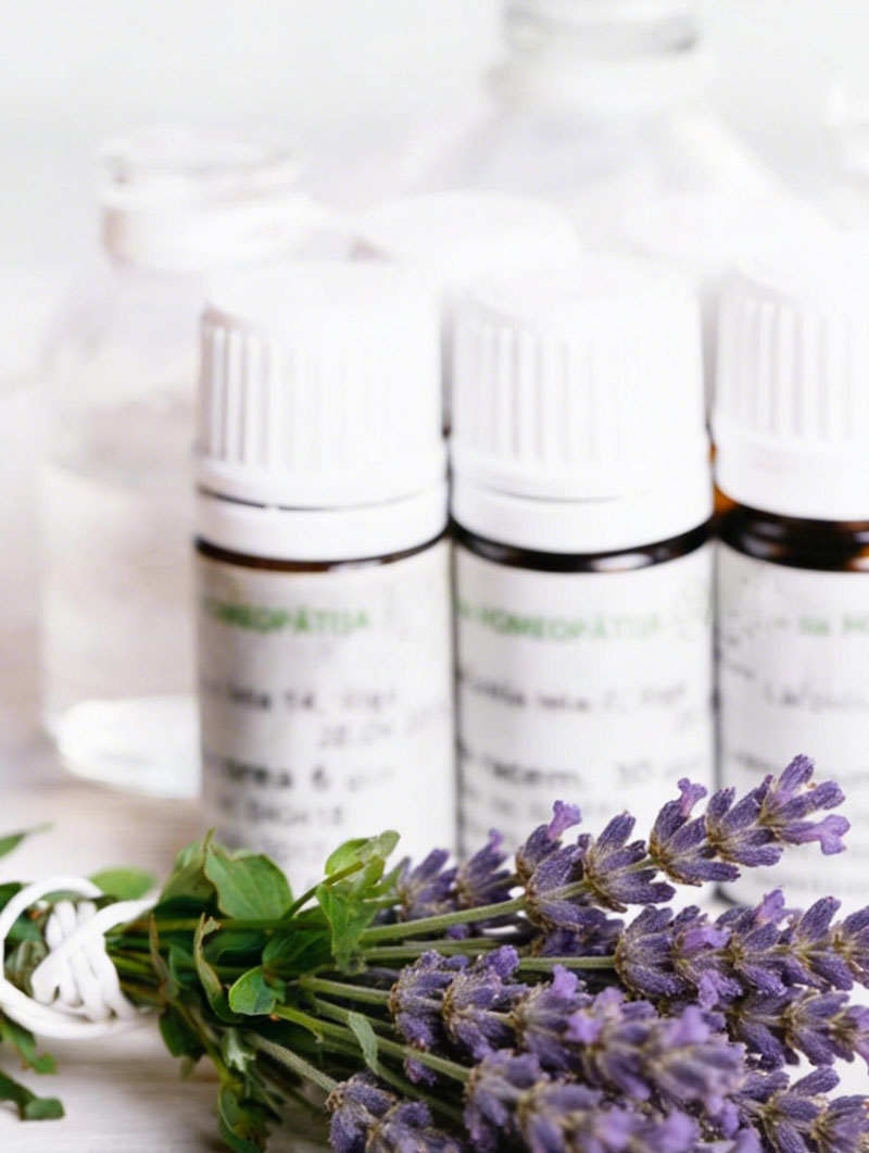 Globuli vor braunem Glasflacon